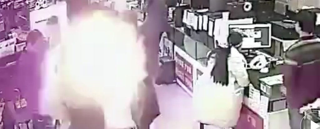 لماذا لا يجب أن تعض بطارية هاتفك أبدا.